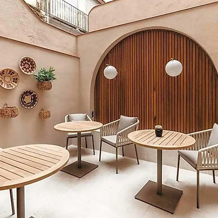 Petit Luxe Hotel